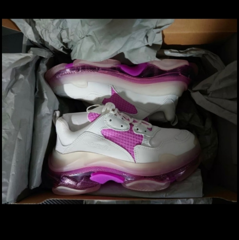 Authentic like new triple s Balenciaga sneakers